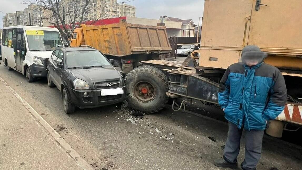 В Ставрополе образовалась большая пробка на улице Чапаева из-за тройного ДТП