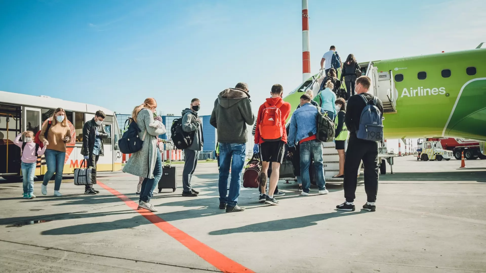 Нелегальный мигрант пытался подкупить полицейского в аэропорту Минвод