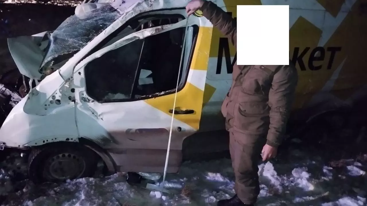 Водитель фургона «Яндекс. Маркета» влетел в грузовик на ставропольской трассе