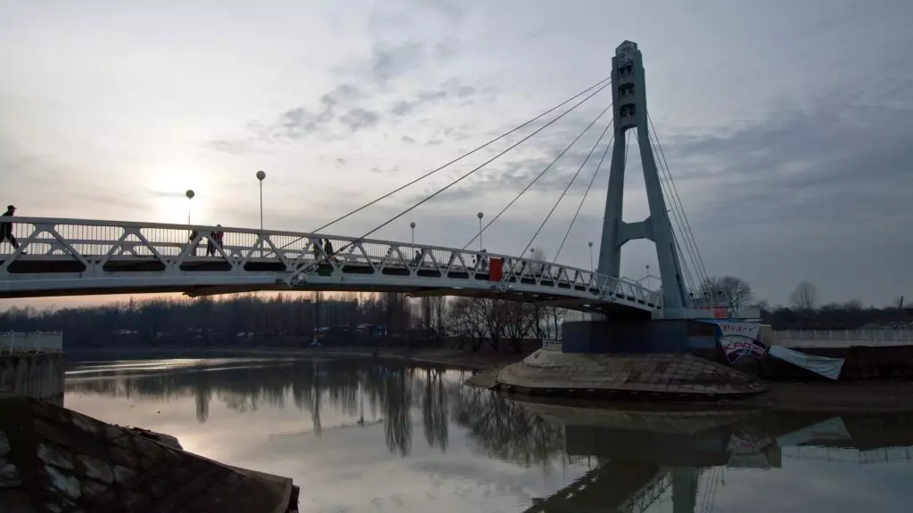 Для романтиков обязательно стоит посетить Мост поцелуев в Краснодаре. 