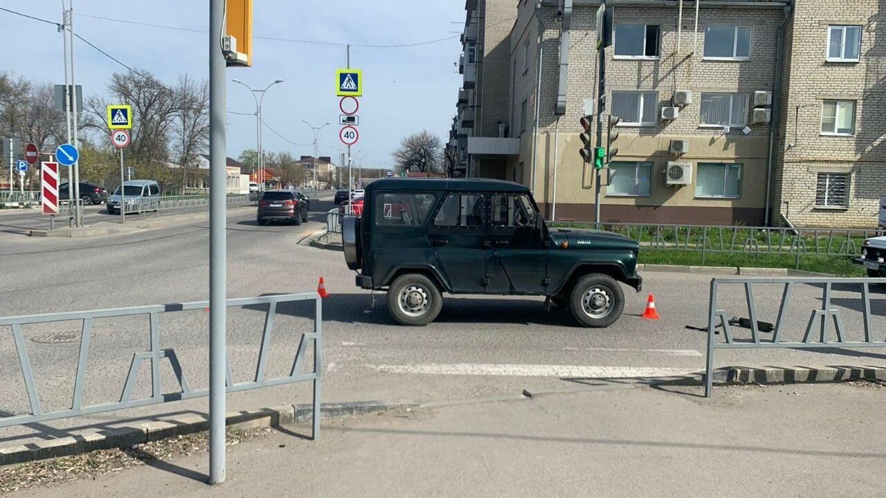 В Зеленокумске на зебре под колеса попал 11-летний мальчик на самокате