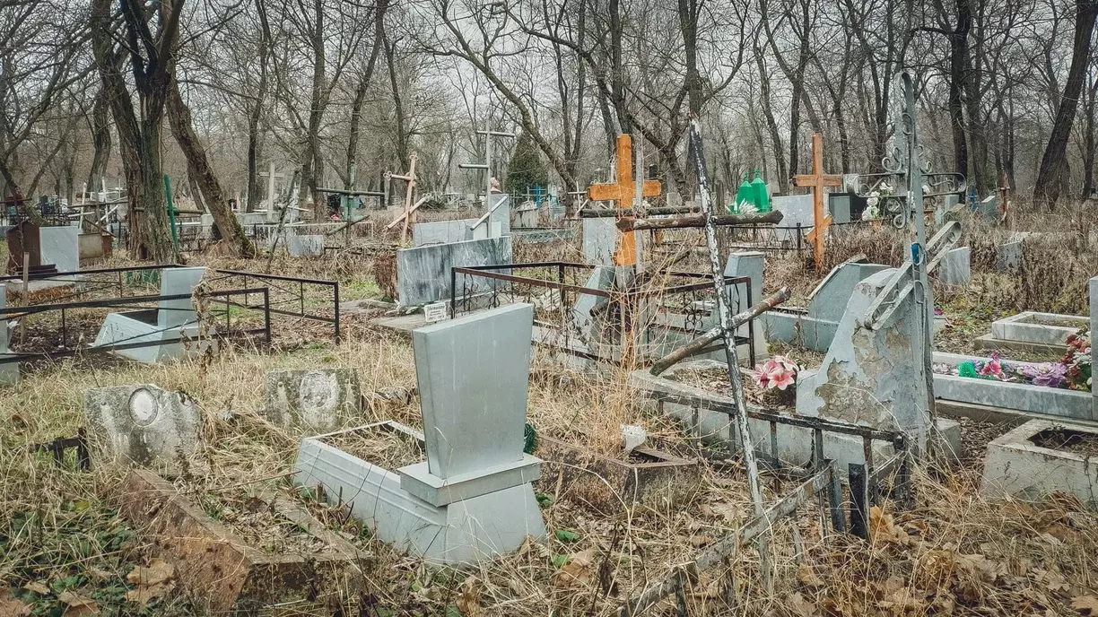 Места захоронения засыпали мусором на кладбище в Минводах