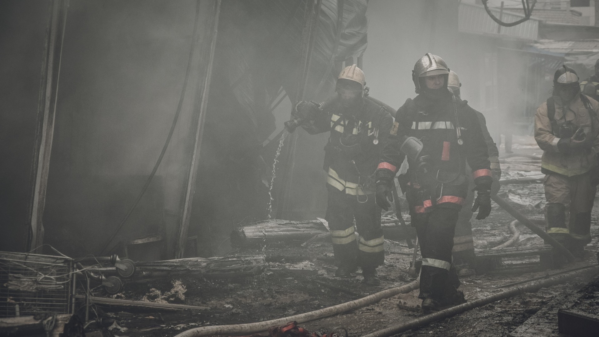 Появилось видео загоревшегося многоэтажного дома в Ставрополе