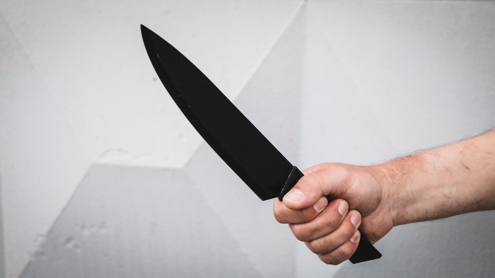 Оголившийся незнакомец с ножом вынудил ставропольчанку смотреть на свое рукоблудие
