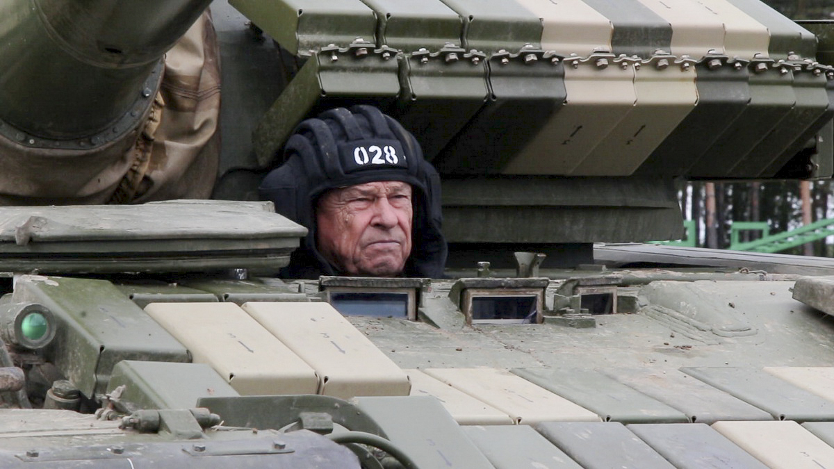 Главу округа на Ставрополье напугал встретившийся на дороге танк