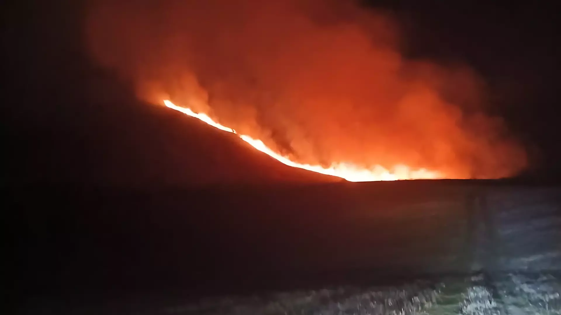 Пожар тушат на горе Джуца на Ставрополье
